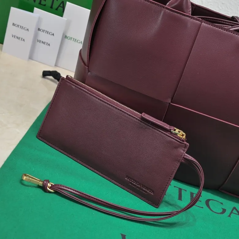 Batch 1960 large arco, BottegaVeneta# official website latest cowhide leather SLIP tote handbag, and the logo has been changed to the side panel😍The oversized woven design really makes it a huge gap from ordinary tote bags🔗🔗Different color combinations inside and outside ⛓Daniel Lee leads the brand's DNA to continue to evolve with fresh inspiration🧬🧬showing a balanced style of luxury and reality👉: 36*24*14 Model: 9892#, the latest logo is on the side